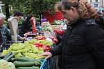 Farmářský trh v Benešově nevlídné sobotní počasí nezhatilo.