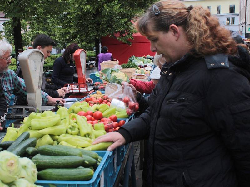 Farmářský trh v Benešově nevlídné sobotní počasí nezhatilo.