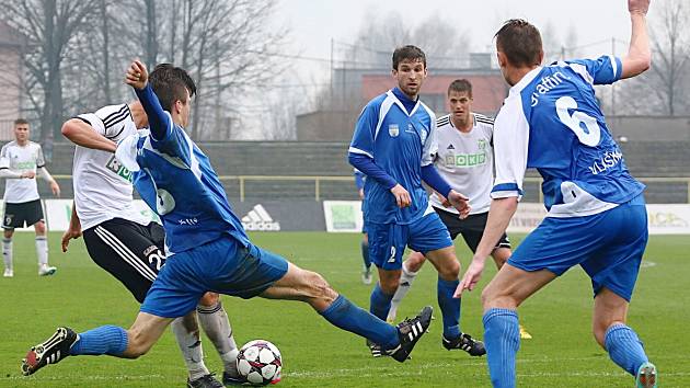 Fotbalisté Karviné (v bílém) přehráli v 19. kole Fotbalové národní ligy Vlašim 2:0. 