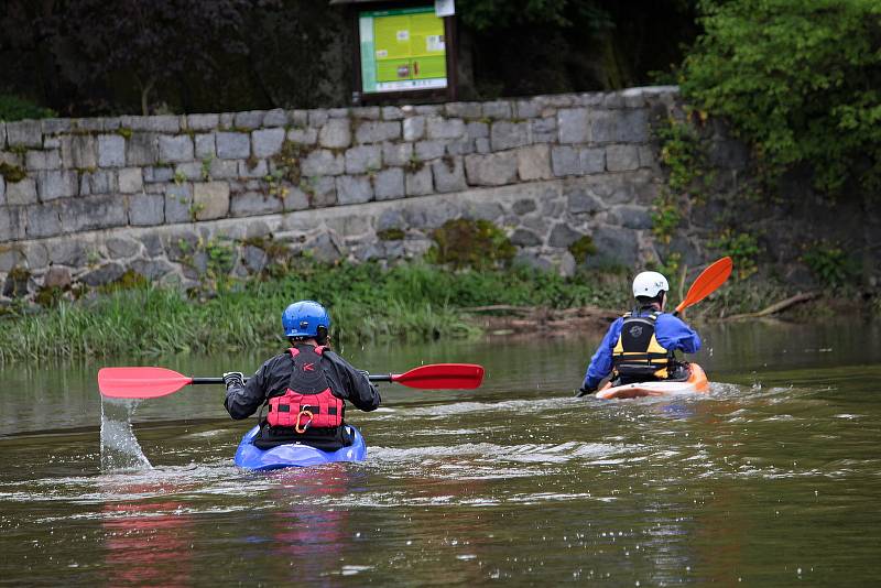 Vodáci si v neděli 23. května nenechali ujít příležitost pro své hobby. Ideální výšku hladiny využili k plavbě z Týnce nad Sázavou do Pikovic.