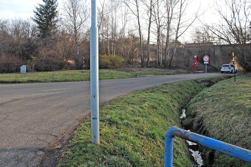 Silnice v Krhanicích před výkopovými pracemi kvůli rekonstrukci vodovodu.