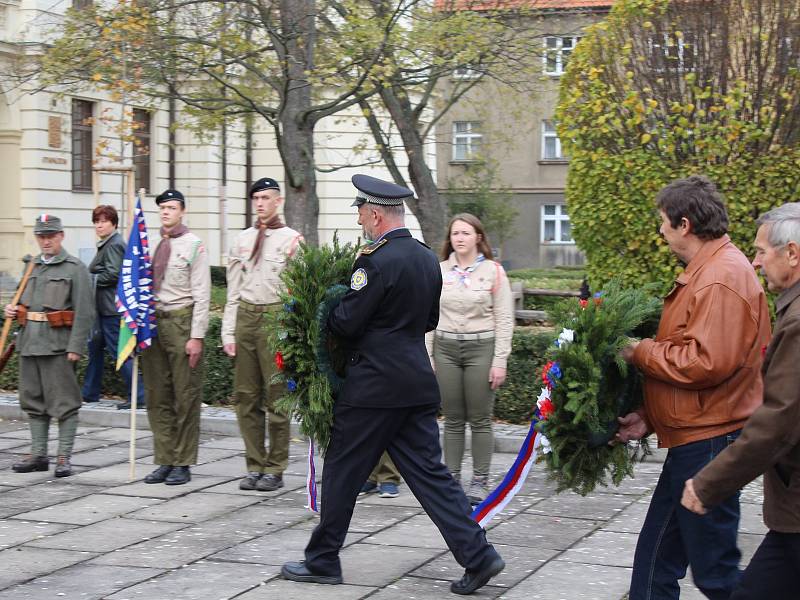 Pietní akt kladení věnců k 100. výročí republiky na Gymnáziu Benešov.