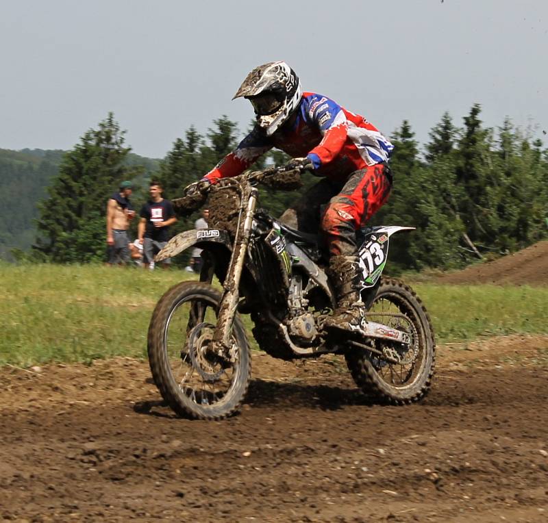 Po rozpravě s jezdci následovaly první a druhé finálové jízdy kategorií hobby MX2, veterán, hobby MX1, 85 ccm, MX2 a MX1.