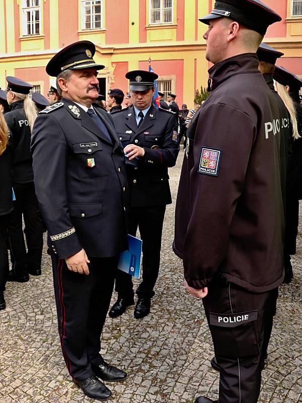 Středočeská policie přivítala 110 nováčků