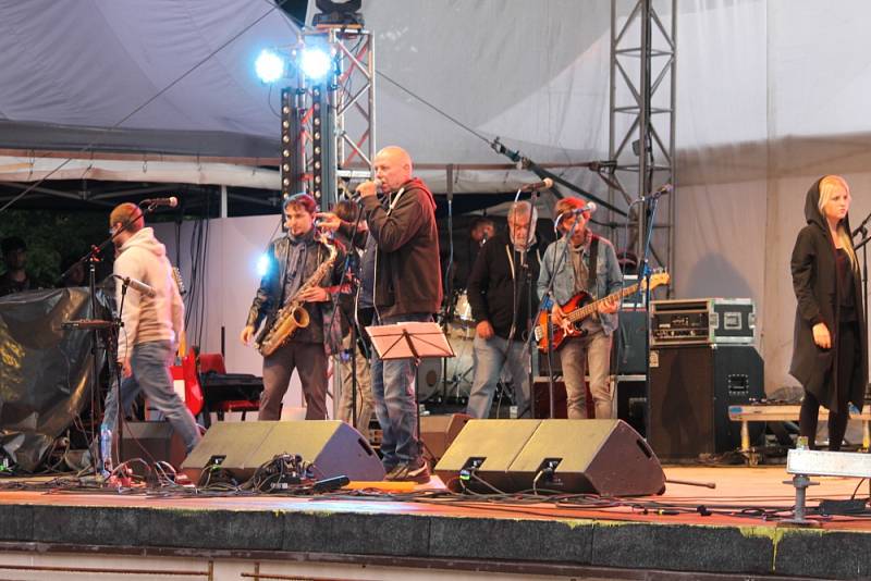 Michal Ambrož spolu s bandem Hudba Praha rozproudil návštěvníky festivalu Krásný Ztráty Live.