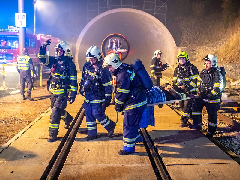 Cvičení IZS ve votickém železničním tunelu.