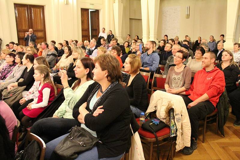 Jedna z částí obrovského koncertu plného koled se konala také v aule Gymnázia Benešov