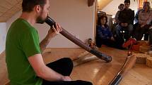 Působivý zážitek z hlubokých rytmických tónů starého australského nástroje didgeridoo přinesl vlašimských posluchačům hudebník Ondřej Smeykal (na snímku)