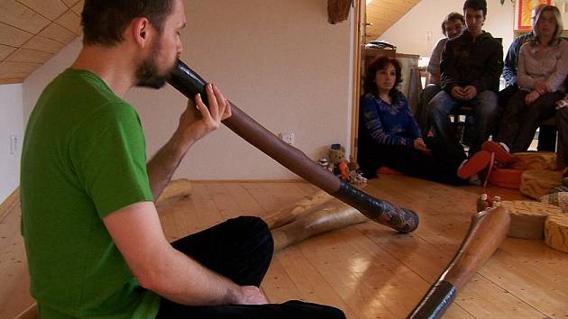 Působivý zážitek z hlubokých rytmických tónů starého australského nástroje didgeridoo přinesl vlašimských posluchačům hudebník Ondřej Smeykal (na snímku)