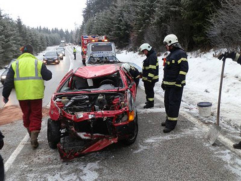 Dopravní nehoda tří aut na I/3 mezi Oldřichovcem a Miličínem se stala ve středu ráno před 6. hodinou. 