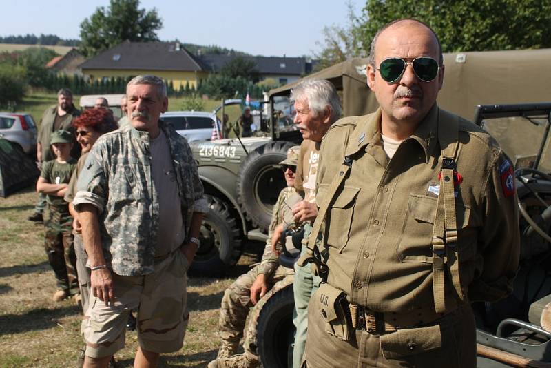 Deváté setkání příznivců US Army v Drahňovicích. 