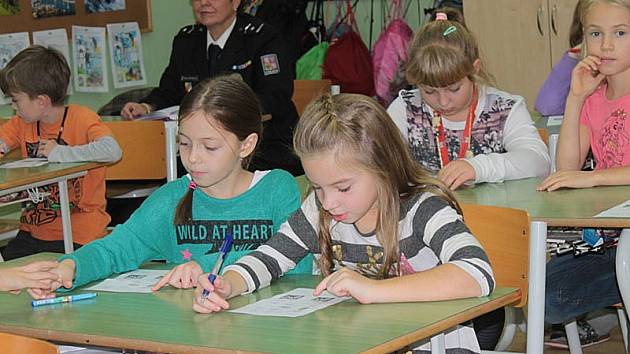Školáci ze 3.B ZŠ Jiráskova si na úvod hodiny vyplnili krátký test.