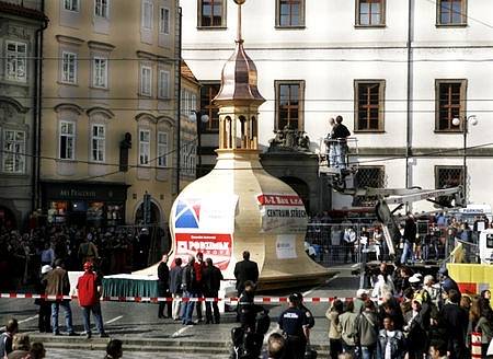 Největší ze tří replik historických kopulí byla 28. září slavnostně usazena na střechu Malostranské besedy v Praze.