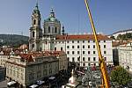 Největší ze tří replik historických kopulí byla 28. září slavnostně usazena na střechu Malostranské besedy v Praze.