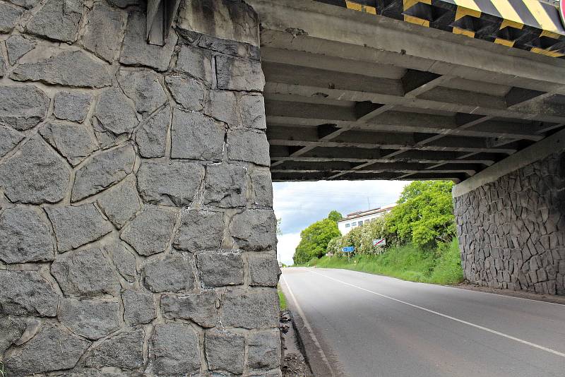 Mosty na silnici I/3 projdou do opravou která má skončit na začátku září. Poškozuje je těžká doprava na nich i pod nimi.