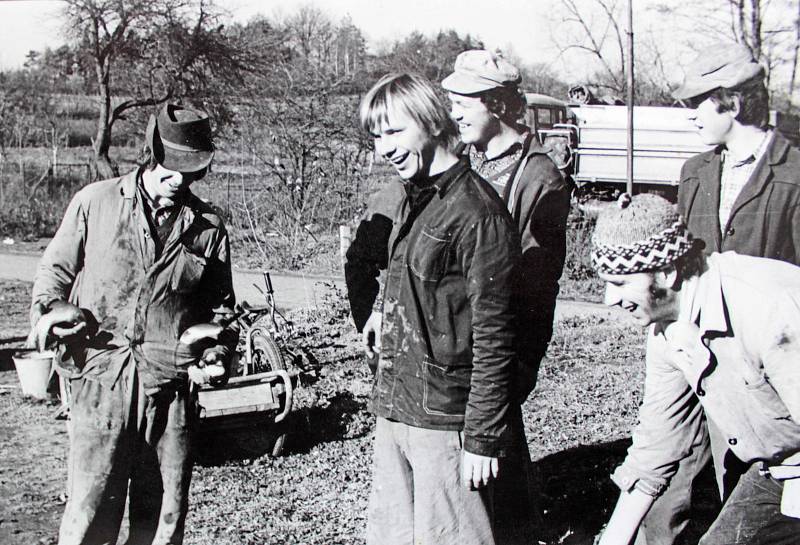 Takový snímek, který vznikl v roce 1980, by dnes bez reakce nezůstal. Ryby zastrčené do kapes by mohly být podmětem pro zahájení stíhání kvůli týrání zvířat. Tehdy situace vyvolala jen smích.