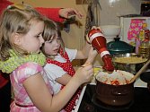 Malé kuchařinky a jeden kuchtík si ve školní družině vyzkoušeli všechny fáze přípravy špaget,včetně servírování na talíř.