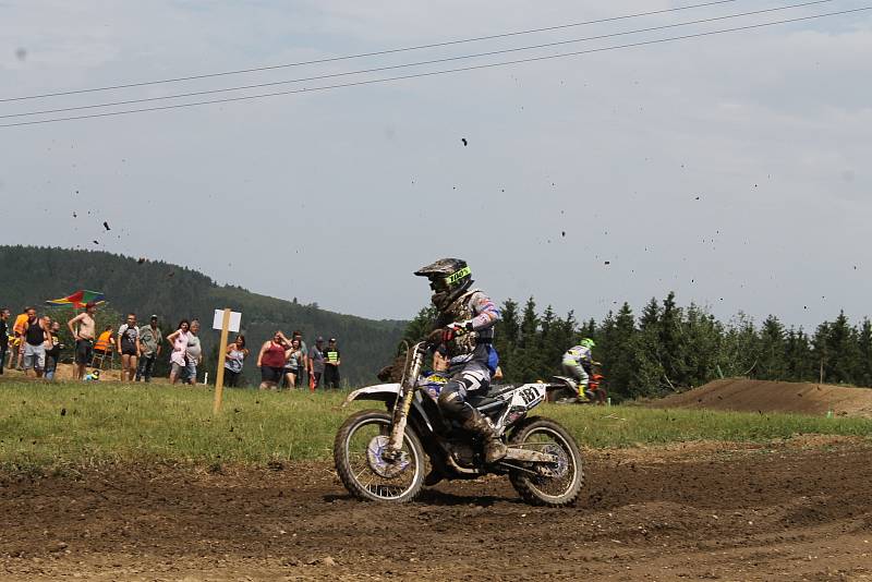 Po rozpravě s jezdci následovaly první a druhé finálové jízdy kategorií hobby MX2, veterán, hobby MX1, 85 ccm, MX2 a MX1.