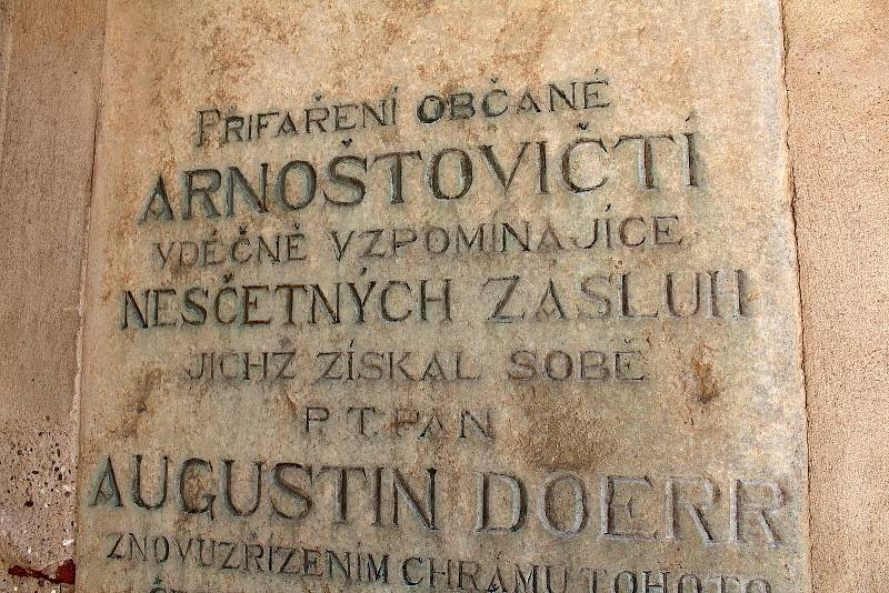 Interiér kostela sv. Šimona a Judy v Arnoštovicích.