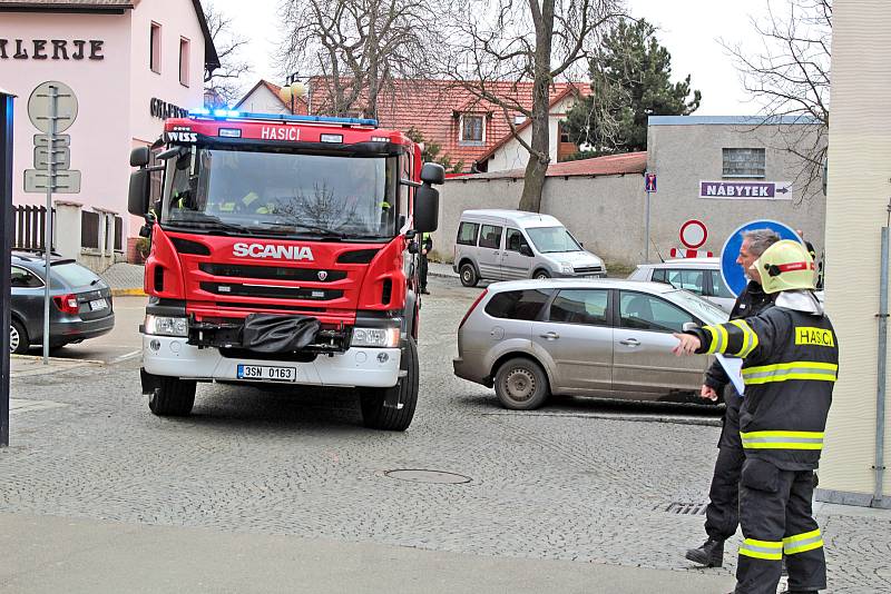 Z hasičského cvičení na Městském úřadě v Benešově: doručení podezřelé zásilky do podatelny.