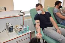 Hokejisté HC Lev Benešov při darování krve.
