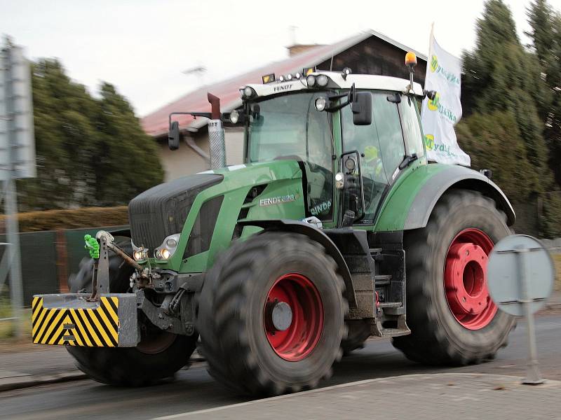 Průjezd traktorů Benešovem na protestní akci do Jesenice.