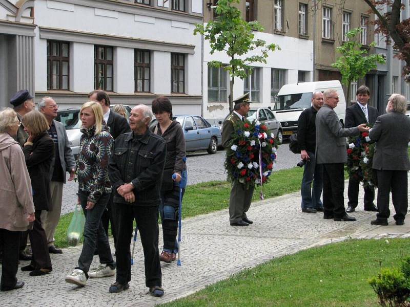 Pietními akty u gymnázia a mauzolea na novém hřbitově si veřejnost připomněla 64. výročí konce druhé světové války a osvobození ČSR od německých fašistů