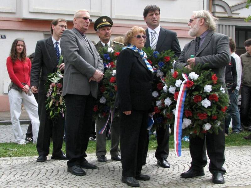 Pietními akty u gymnázia a mauzolea na novém hřbitově si veřejnost připomněla 64. výročí konce druhé světové války a osvobození ČSR od německých fašistů