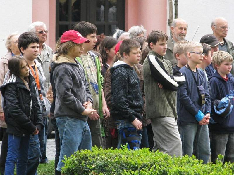 Pietními akty u gymnázia a mauzolea na novém hřbitově si veřejnost připomněla 64. výročí konce druhé světové války a osvobození ČSR od německých fašistů