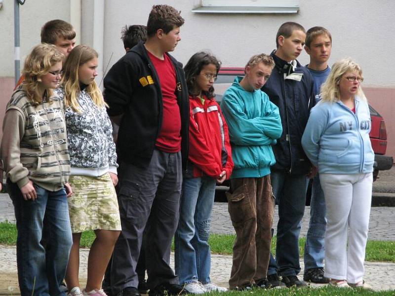 Pietními akty u gymnázia a mauzolea na novém hřbitově si veřejnost připomněla 64. výročí konce druhé světové války a osvobození ČSR od německých fašistů