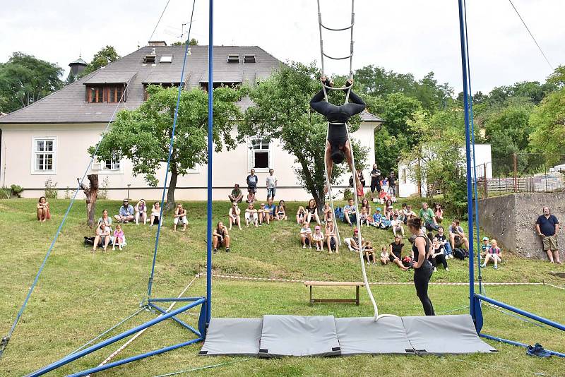 Výtěžek letošního festivalu CihlaFest půjde na opravu střechy Fary.