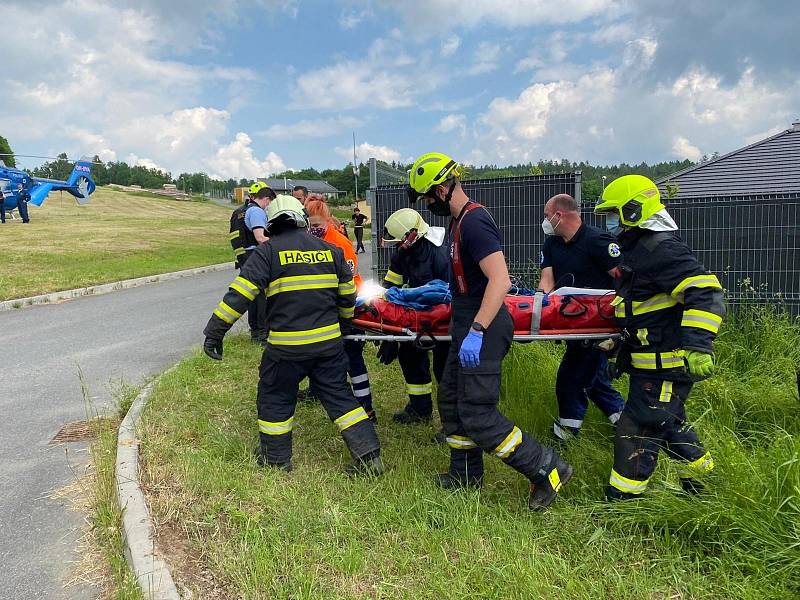 Ze srážky auta s motocyklem u Kunic 6. června 2021.