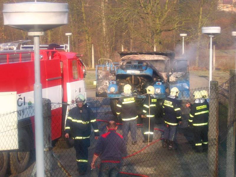 Jako první na místo nehody dorazili dobrovolní hasiči z Čerčan