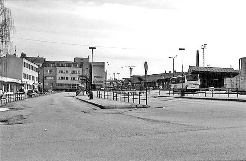 Fotografie benešovského autobusového nádraží z jara roku 2017.