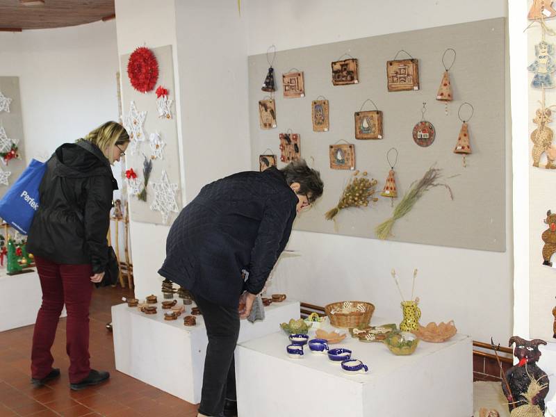 Prodejní výstava Centra sociálních služeb Tloskov v Domě dětí a mládeže v Benešově.