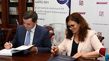 Na krajském úřadu ve čtvrtek podepsali desetiletou smlouvu o zajištění základní drážní dopravní obslužnosti ve Středočeském kraji