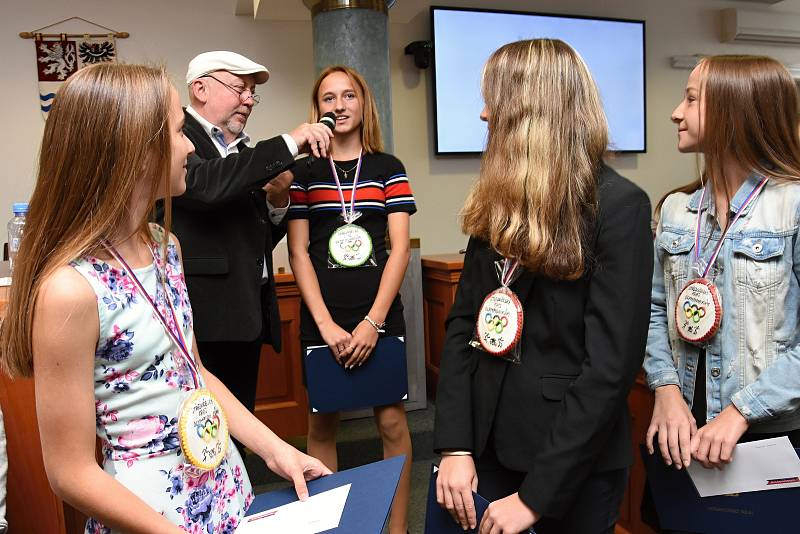 Perníkovými medailemi byli oceněni sportovci, kteří reprezentovali Středočeský kraj v červnu letošního roku na Hrách IX. letní olympiády a mládeže na Liberecku.