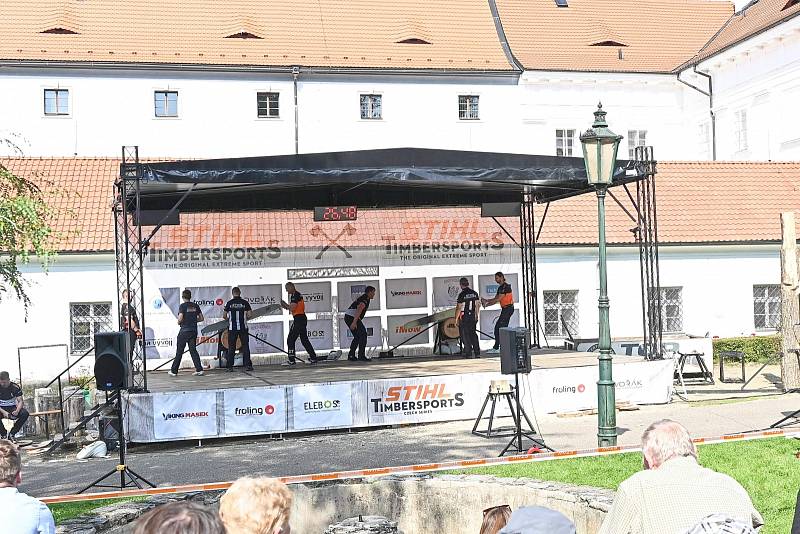 Z dřevorubecké soutěže Stihl Timbersports v zámeckém parku ve Vlašimi.