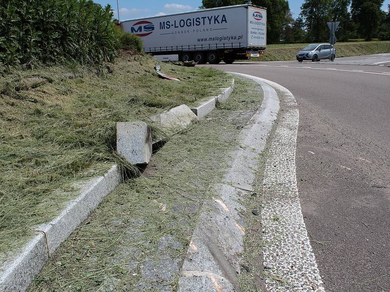 Stopy do dopravní nehodě na křižovatce U Topolu v Benešově.