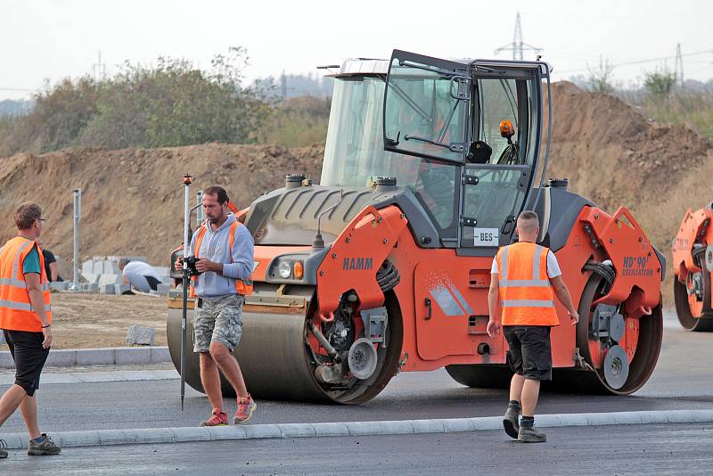 Stavba okružní křižovatky na Červených Vršcích v Benešově.