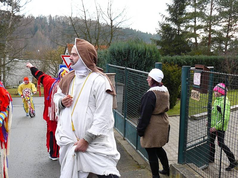 Masopust zahájili také v Pyšelích, a to tradičním průvodem masek.