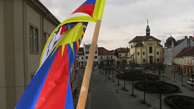 Vlajka Tibetu na benešovské radnici. Letos by měla po pěti letech znovu zavlát.