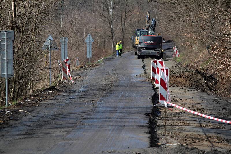 Rekonstrukce silnice II/106 mezi Krhanicemi a Prosečnicí.