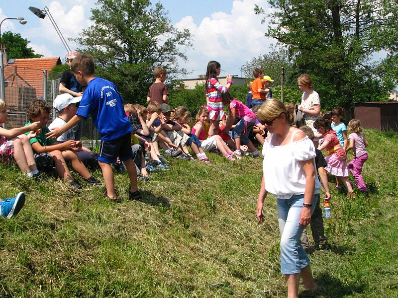 Policejní psovodi předvedli školákům čtyřnohé parťáky.