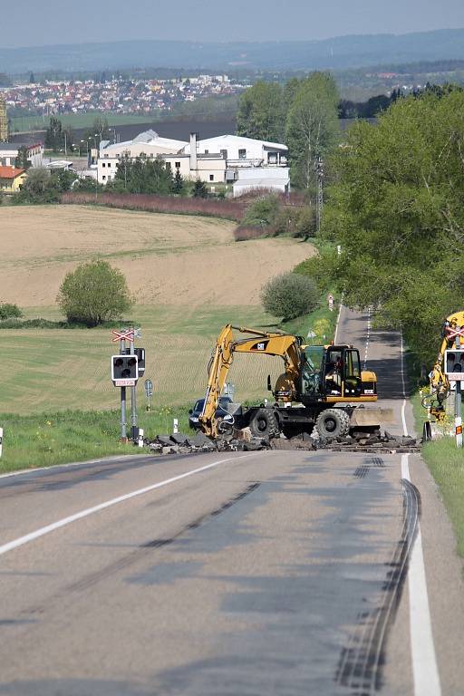 Železniční přejezdy na silnici z Benešova do Vlašimi.