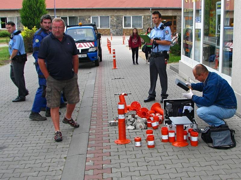 Pozůstatky sloupků v Jiráskově ulici prohlédl kriminalistický technik. 