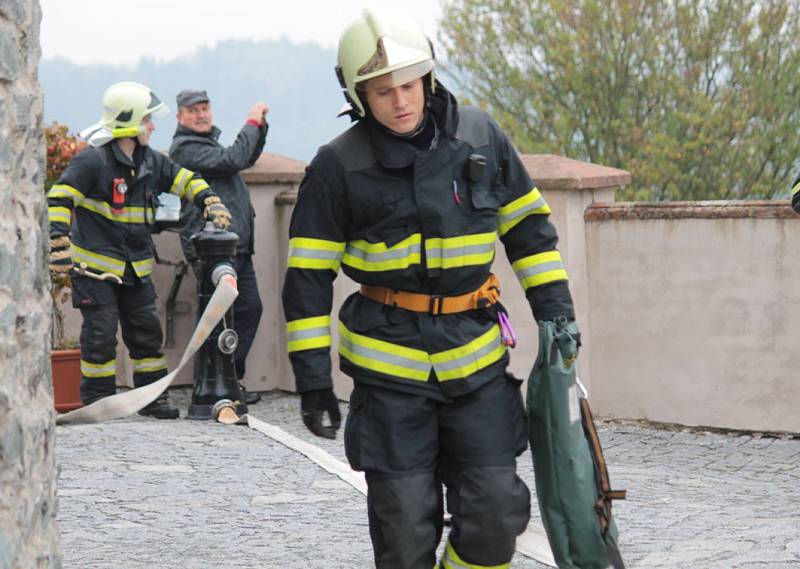 Hasičské taktické cvičení na hradu Český Šternberk.