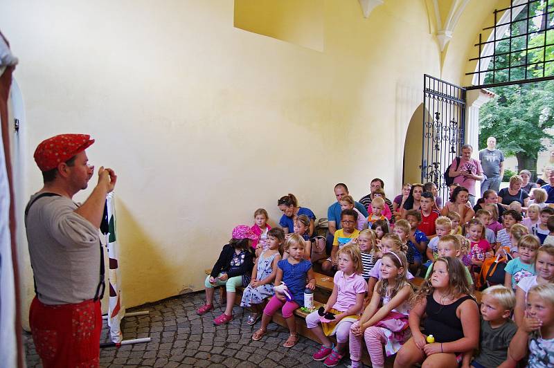 Představení Zvířátka a loupežníci v podání divadla Kapsa Andělská hora na vlašimském zámku.