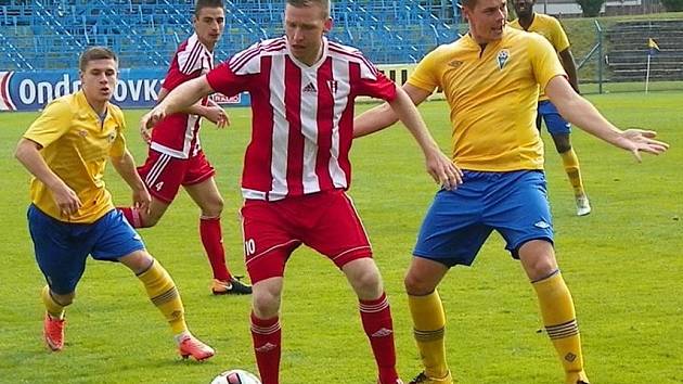 Zkušený Tomáš Matějka (v červenobílém) si v ČFL užil velkou chvíli slávy, vstřelil gól téměř z poloviny hřiště.