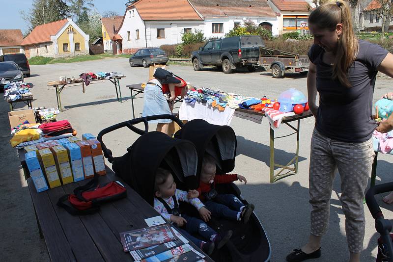 Prostranství před louňovickou galerií oživil bazárek.